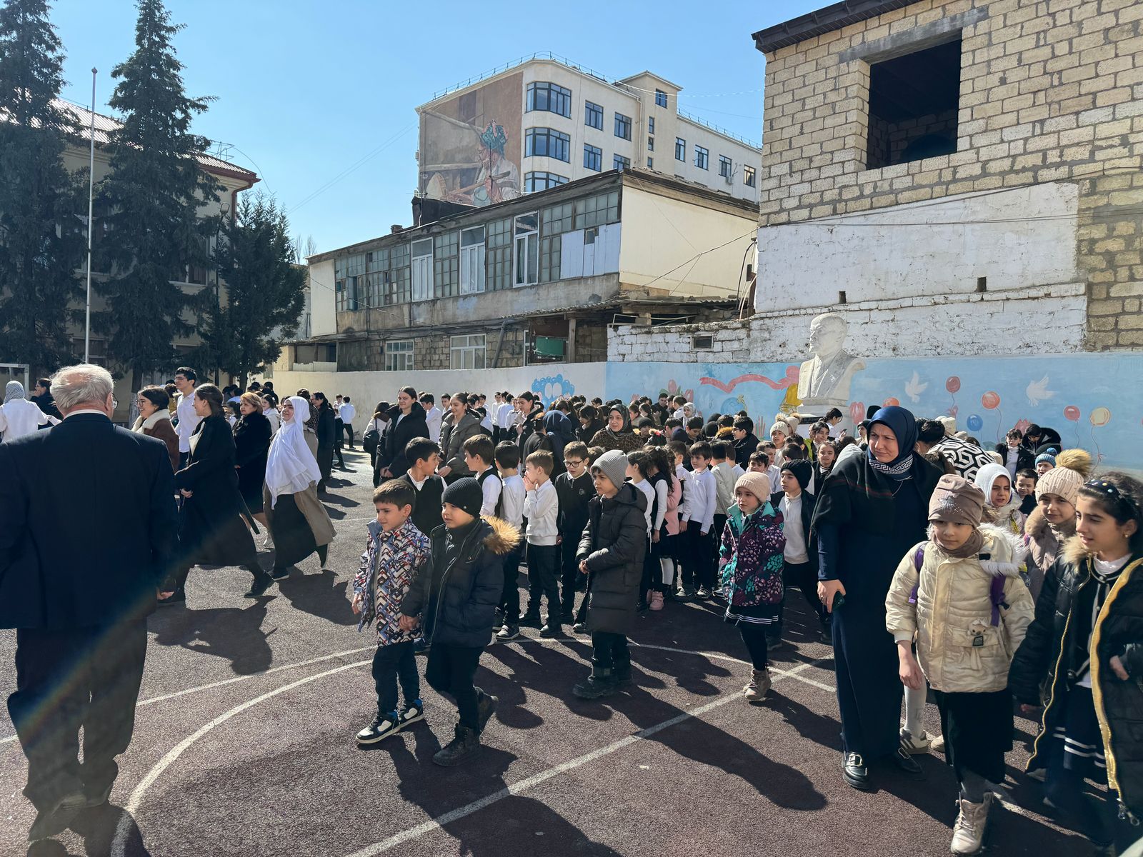 Сотрудники МКУ «Управление по делам ГО и ЧС» г. Дербента провели учебную тренировку по эвакуации в МБОУ «СОШ № 3»