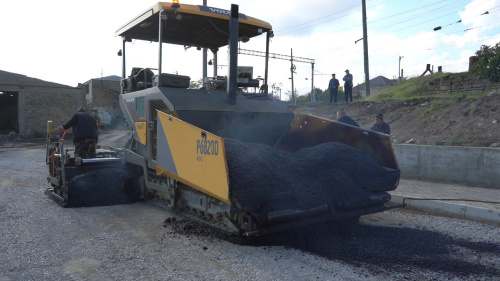 На ул. Строительной г.Дербента началась укладка первого слоя асфальта 